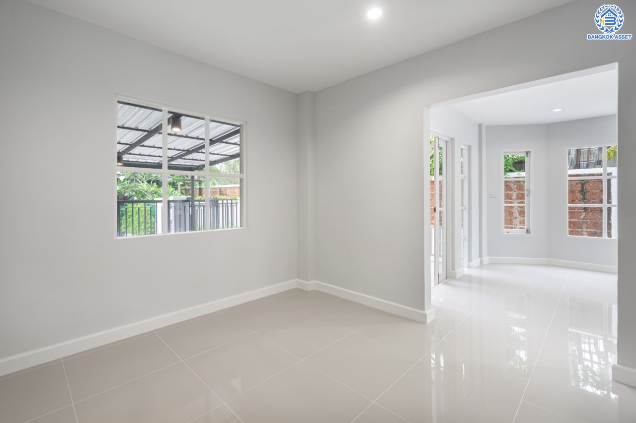 บ้านมือสองตกแต่งใหม่ แบรนด์ LH ม.ชัยพฤกษ์ บางบัวทอง หลังมุม เนื้อที่ 57.7 ตร.ว. ฟังก์ชัน 3 ห้องนอน 2 ห้องน้ำ จอดรถ 2 คัน พร้อม facilities ครบครัน บนทำเลเดินทางสะดวก ติดถนนบางกรวย-ไทรน้อย ใกล้เซ็นทรัลเวสต์เกต และรถไฟฟ้าสายสีม่วง "สถานีบางพลู"